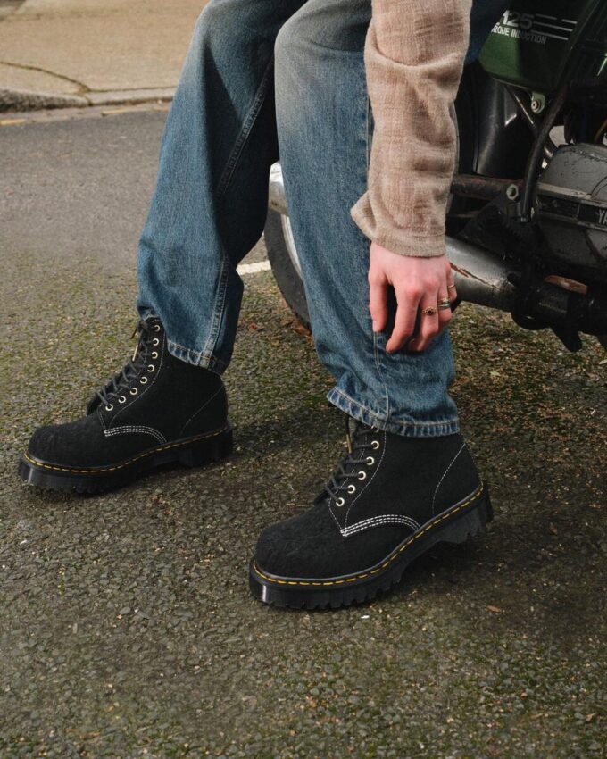 1460 Fabricadas en Inglaterra Botas con cordones de ante repujado 1460 Fabricadas en Inglaterra Botas con cordones de ante repujado