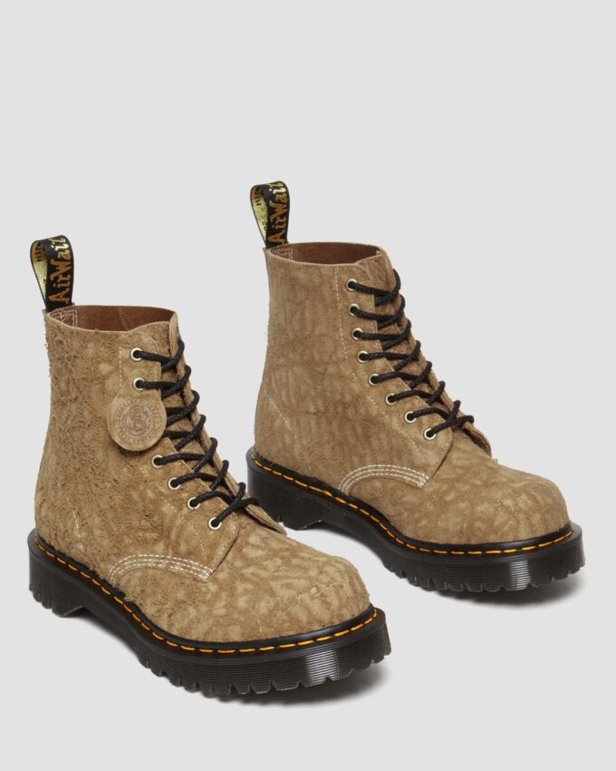 1460 Fabricadas en Inglaterra Botas con cordones de ante repujado 1460 Fabricadas en Inglaterra Botas con cordones de ante repujado